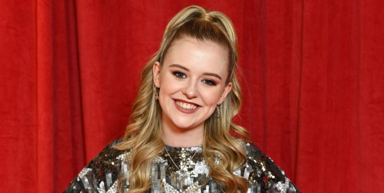 La star de Coronation Street, Harriet Bibby, fait l'éloge de l'émission sur l'histoire d'Amy et Aaron

