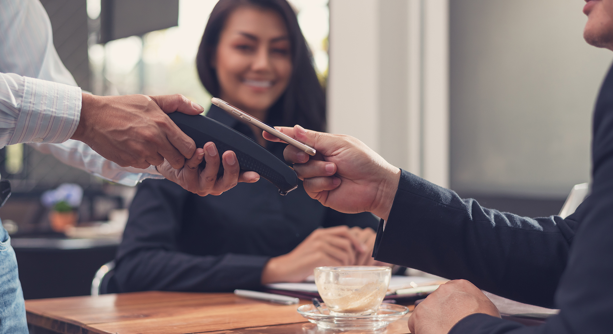 couple payant une facture de restaurant avec un terminal pos