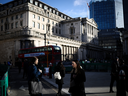 Les gens marchent à l'extérieur de la Banque d'Angleterre dans le quartier financier de la ville de Londres à Londres.