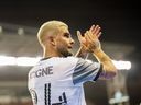 13 août 2022 ;  Toronto, Ontario, CAN ;  Le milieu de terrain du Toronto FC Lorenzo Insigne salue les partisans après avoir battu les Timbers de Portland au BMO Field.  