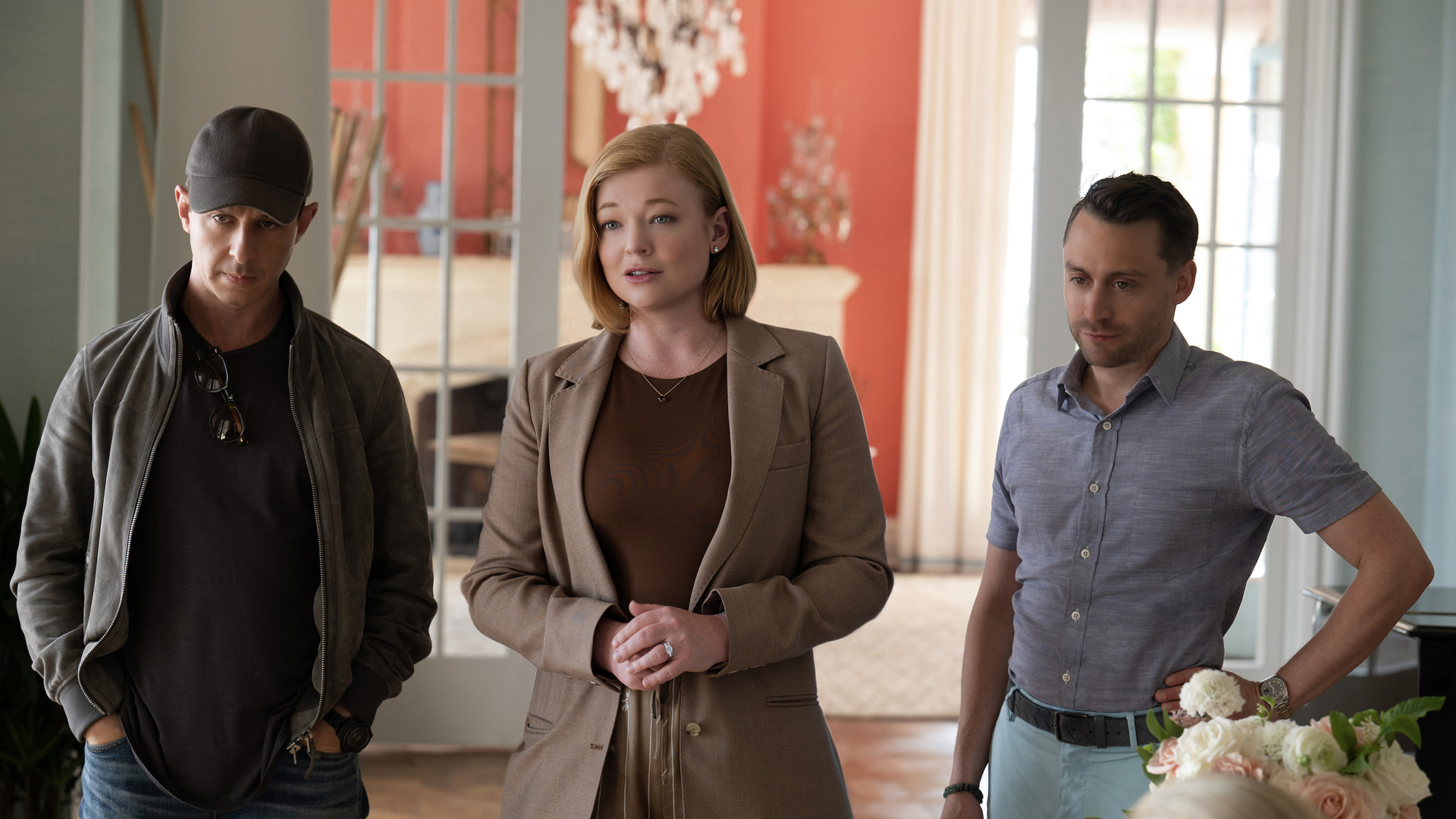 (De gauche à droite) Jeremy Strong comme Kendall Roy, Sarah Snook comme Shiv Roy et Kieran Culkinin comme Roman Roy dans Succession saison 4