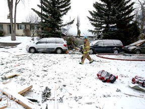 Sur Maryvale Way, des débris pouvaient être vus éparpillés dans la rue et sur les maisons voisines.