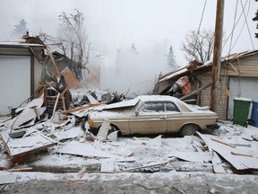 Les équipes d'incendie de Calgary sont présentées lors d'un incident majeur à Marlborough, dans le nord-est de Calgary, le lundi 27 mars 2023.