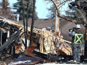 Un enquêteur prend une photo du carnage créé par une explosion sur Maryvale Way NE à Calgary le lundi 27 mars 2023.