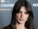 Emily Ratajkowski assiste à un événement de vacances Moet Chandon à New York, le 5 décembre 2022.