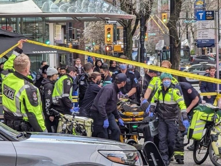 Un homme poignardé devant un Starbucks à Vancouver, un autre à l’hôpital