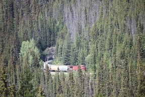 Un train traverse les tunnels en spirale du parc national Yoho en Colombie-Britannique IAN SHANTZ/TORONTO SUN