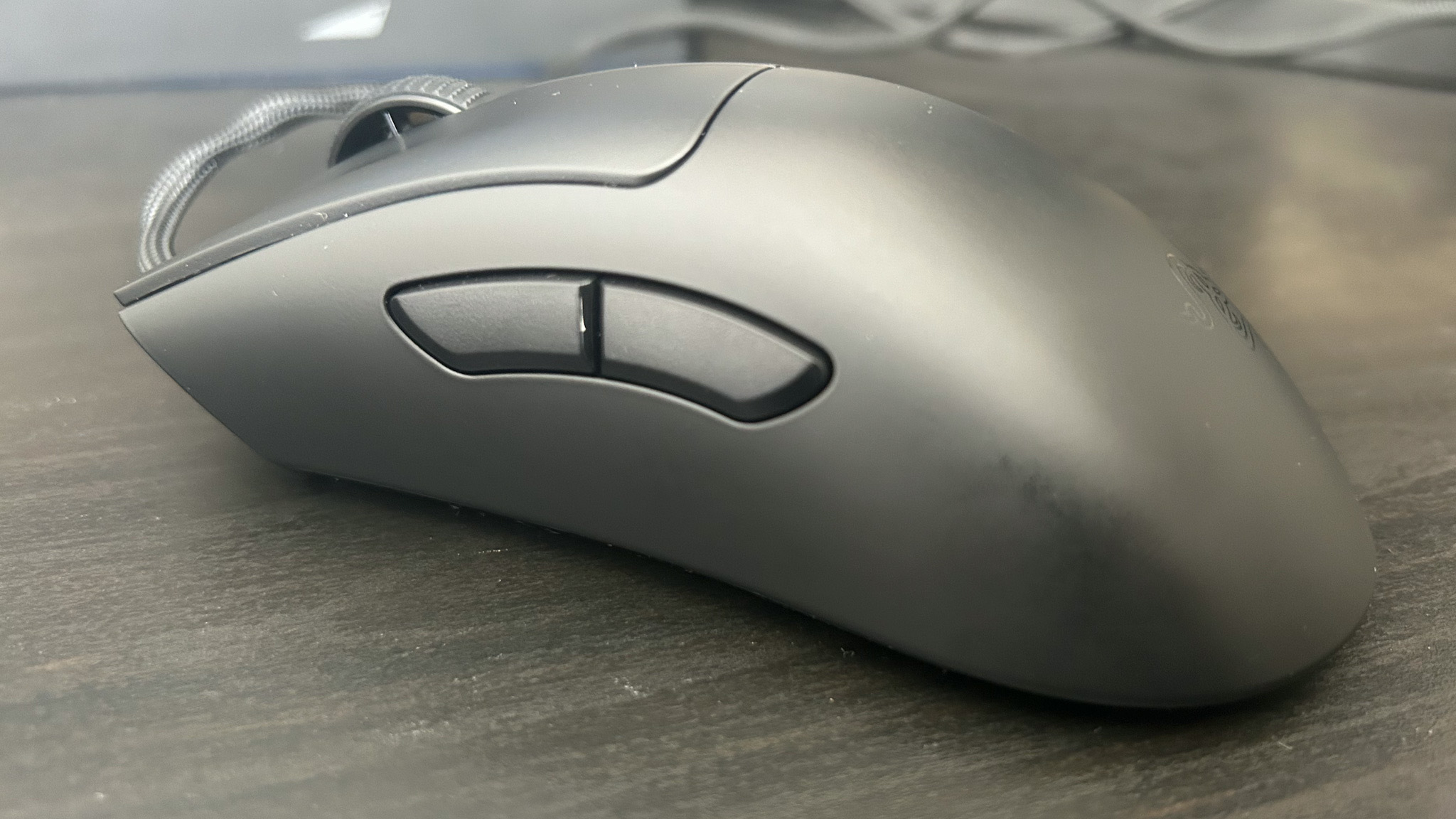 Razer DeathAdder V3 de côté pour afficher deux boutons de pouce programmables