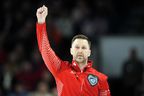 Brad Gushue d'Équipe Canada réagit après avoir réussi un trois contre Équipe Manitoba au huitième bout lors de la finale du Brier Tim Hortons 2023 à Londres, en Ontario, le dimanche 12 mars 2023.