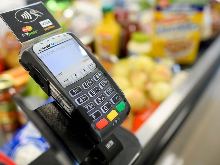 Remboursements d’épicerie aux frais de pacotille : qu’y a-t-il dans le budget fédéral pour les Canadiens ordinaires