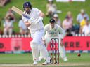 L'Anglais Ollie Robinson joue un coup sous le regard du gardien de guichet néo-zélandais Tom Blundell pendant la cinquième journée du deuxième match test de cricket entre la Nouvelle-Zélande et l'Angleterre à la Basin Reserve à Wellington le 28 février 2023. 