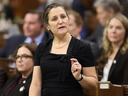 Chrystia Freeland, ministre fédérale des Finances, a annoncé plus d'un milliard de dépenses en technologies propres dans le budget de l'année dernière.  Mais, un peu moins de la moitié de celui-ci n'a pas encore été alloué, selon une analyse de The Logic.