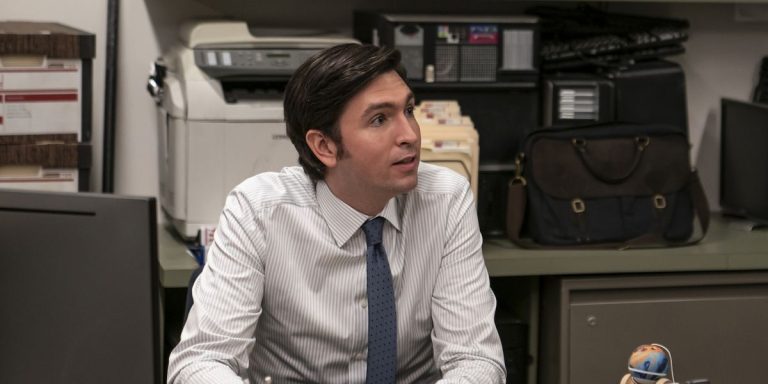 La star de la succession Nicholas Braun taquine les moments "grands" et "audacieux" pour Greg dans la saison 4

