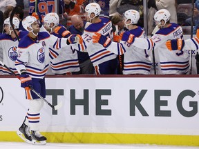 TEMPE, ARIZONA – 27 MARS: Darnell Nurse # 25 des Oilers d'Edmonton célèbre avec ses coéquipiers après avoir marqué un but en infériorité numérique contre les Coyotes de l'Arizona lors de la première période du match de la LNH au Mullett Arena le 27 mars 2023 à Tempe, Arizona.