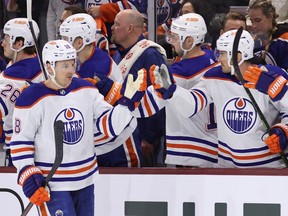 TEMPE, ARIZONA – 27 MARS: Zach Hyman # 18 des Oilers d'Edmonton célèbre avec ses coéquipiers sur le banc après avoir marqué un but contre les Coyotes de l'Arizona lors de la première période du match de la LNH au Mullett Arena le 27 mars 2023 à Tempe, Arizona.