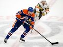 Leon Draisaitl (29 ans) des Oilers d'Edmonton affronte Brett Howden (21 ans) des Golden Knights de Vegas lors de la première période d'action de la LNH à Rogers Place à Edmonton, le samedi 25 mars 2023. Photo de David Bloom