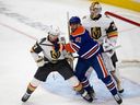 Evander Kane (91 ans) des Oilers d'Edmonton affronte Ben Hutton (17 ans) des Golden Knights de Vegas lors de la première période d'action de la LNH à Rogers Place à Edmonton, le samedi 25 mars 2023. Photo de David Bloom