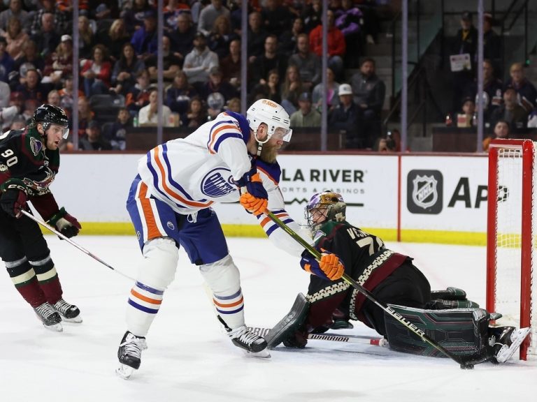 Les partisans des Oilers prennent le contrôle de Mullet Arena pour voir leur équipe battre les Coyotes