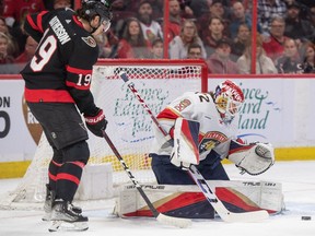 Le gardien des Panthers de la Floride Sergei Bobrovsky effectue un arrêt devant l'ailier droit des Sénateurs d'Ottawa Drake Batherson en première période au Centre Canadian Tire.