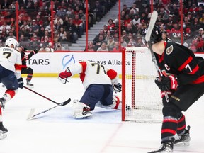 Alex DeBrincat (No. 12) des Sénateurs d'Ottawa marque sur Sergei Bobrovsky des Panthers de la Floride lors de la deuxième période au Centre Canadian Tire lundi soir.