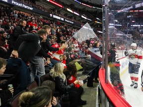 Une vitre brisée se trouve dans les gradins après avoir été éliminé au cours de la première période lors d'un match entre les Sénateurs d'Ottawa et les Panthers de la Floride au Centre Canadian Tire lundi soir.