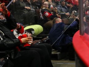 Une vitre brisée se trouve dans les gradins après avoir été éliminé au cours de la première période lors d'un match entre les Sénateurs d'Ottawa et les Panthers de la Floride au Centre Canadian Tire lundi soir.