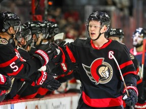 Brady Tkachuk des Sénateurs d'Ottawa célèbre son but en première période contre les Panthers de la Floride avec ses coéquipiers sur le banc du Centre Canadian Tire lundi soir.