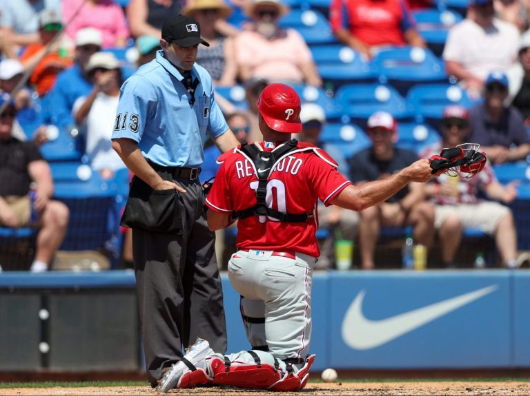 L’arbitre éjecte le JT Realmuto des Phillies après un échange de balle bizarre