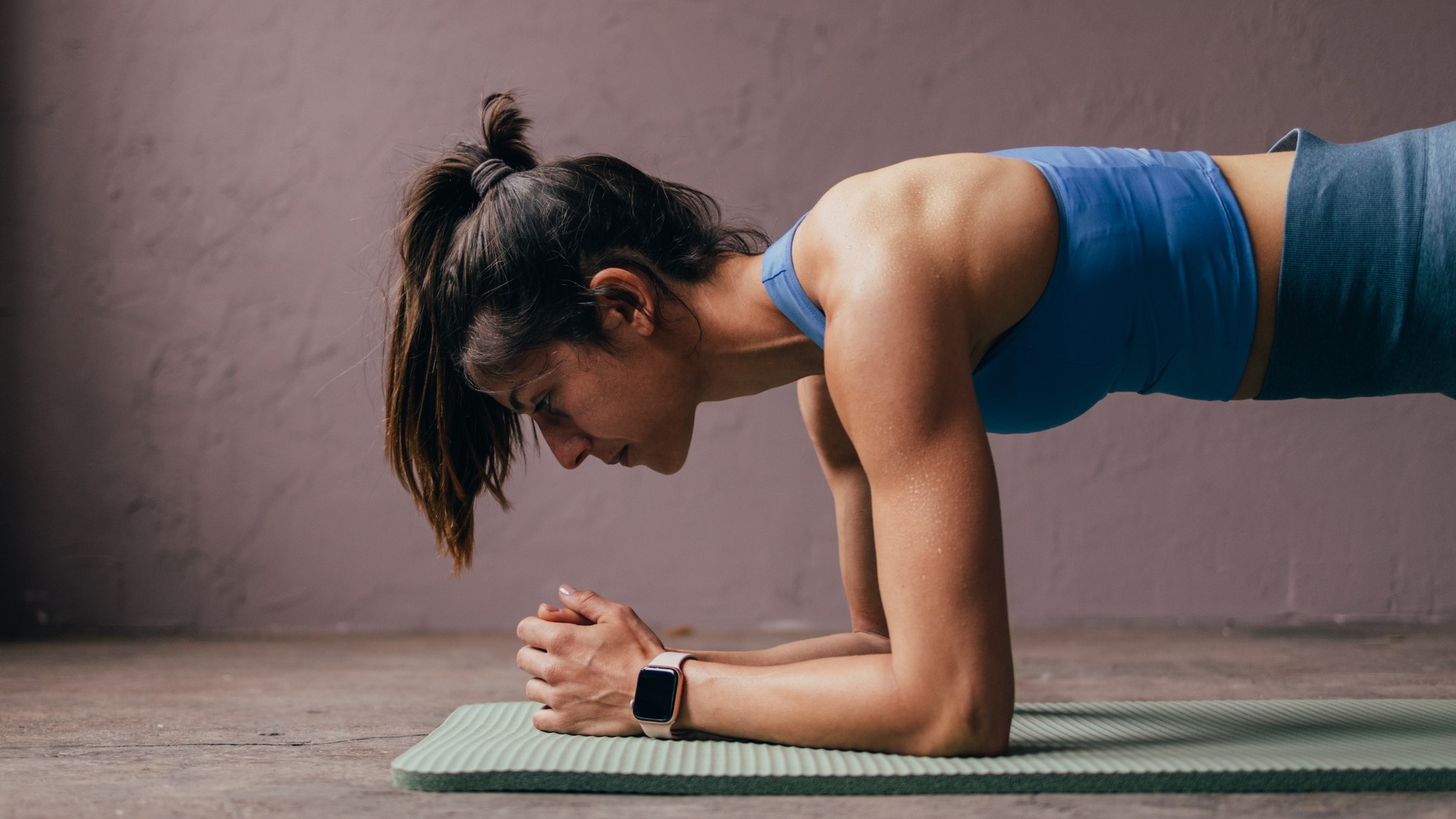 une photo d'une femme faisant un exercice de planche