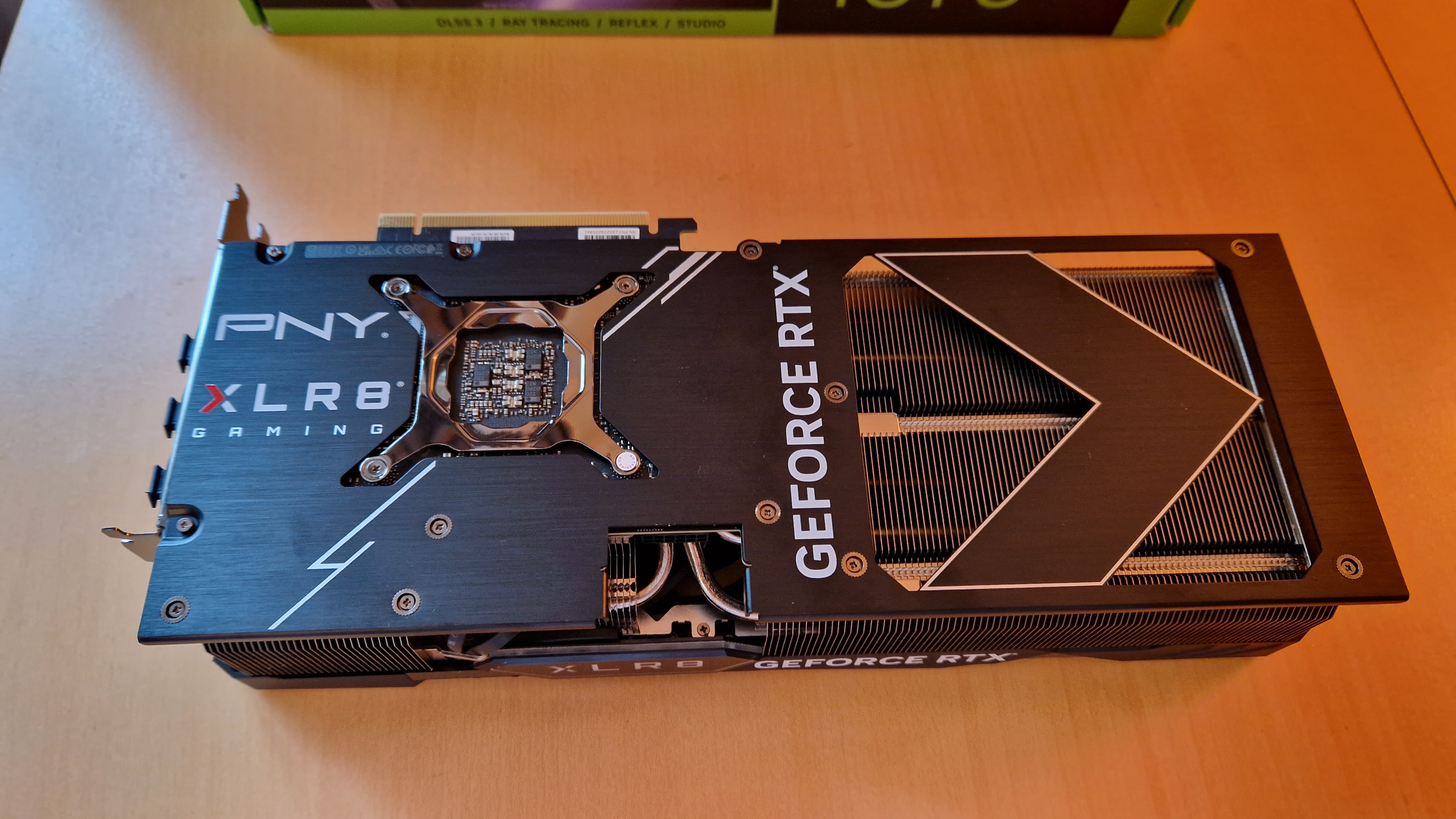 PNY GeForce RTX 4070 Ti d'en haut allongé sur une table