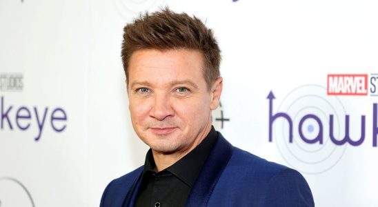 Jeremy Renner de Marvel pleure alors qu'il se souvient d'un horrible accident de chasse-neige