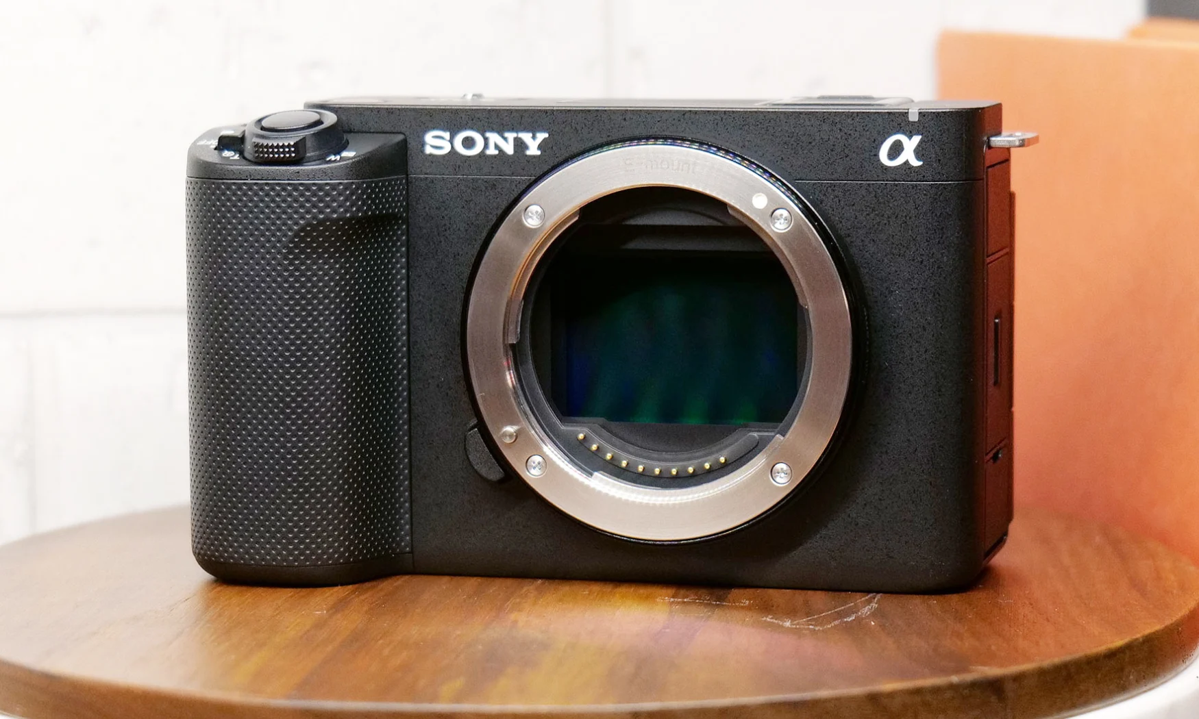 Le ZV-E1 plein format de 12 mégapixels de Sony est une bête de vlogging en basse lumière