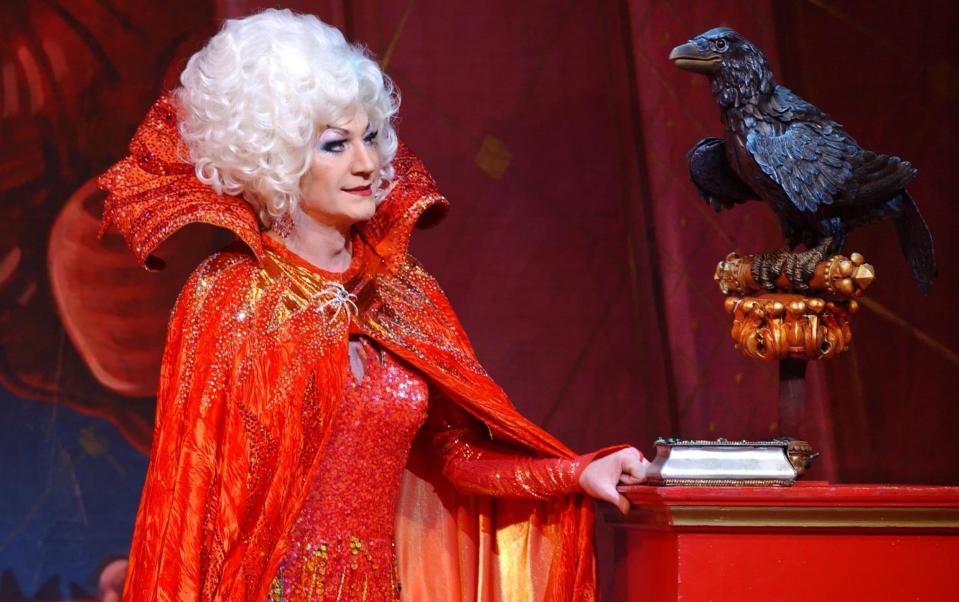 Paul O'Grady jouant le rôle de la méchante reine dans Blanche-Neige &  Les Sept Nains au Victoria Palace Theatre de Londres en 2004 - Yui Mok/PA