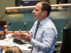 Josh Matlow lors d'une séance dans la salle du conseil à l'hôtel de ville de Toronto le 30 janvier 2019.