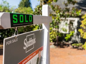 Un panneau vendu à l'extérieur d'une maison à Vancouver.