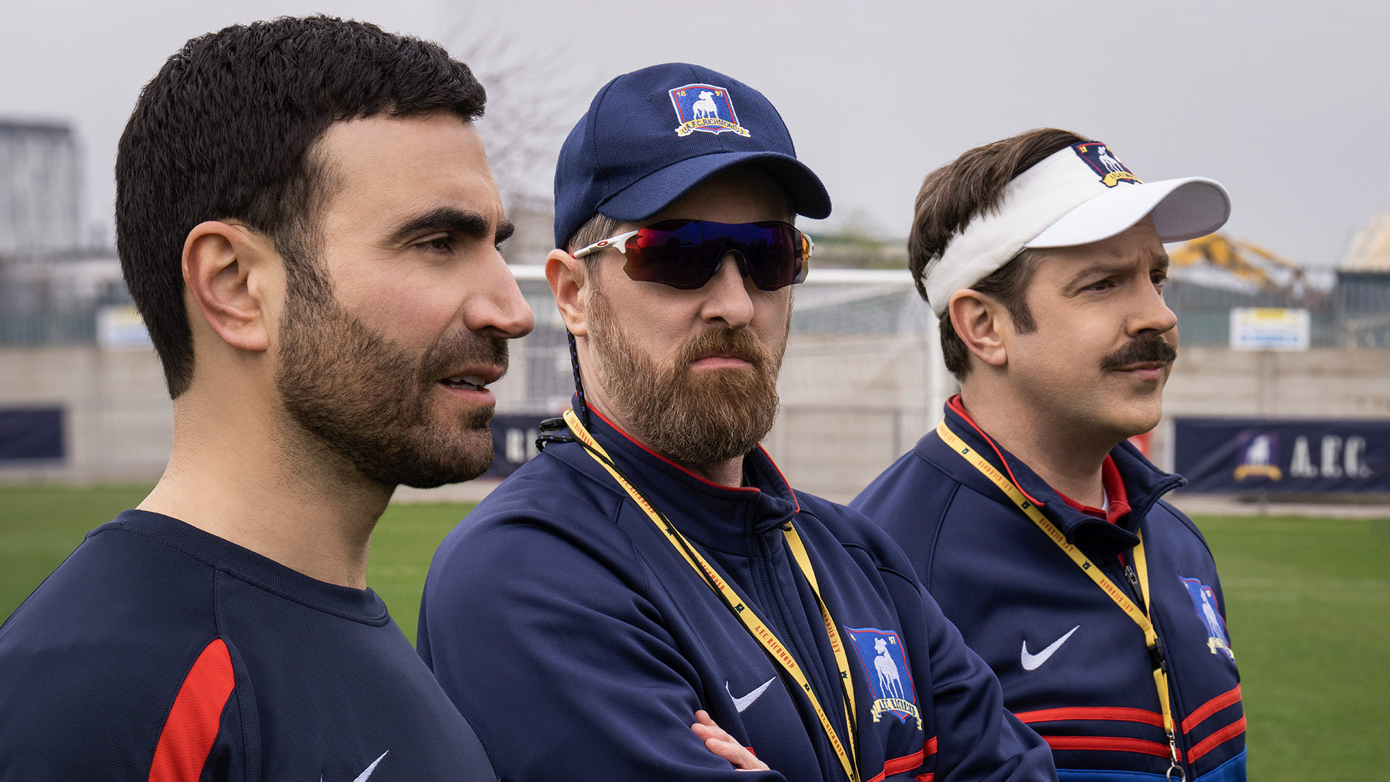 (De gauche à droite) Brett Goldstein comme Roy Kent, Brendan Hunt comme Coach Beard et Jason Sudeikis comme Ted Lasso dans Ted Lasso saison 3