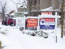 À vendre des enseignes devant trois maisons sur Springmeadow Road à London, Ont. 