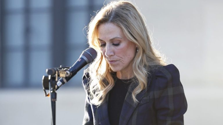 Sheryl Crow, Margo Price chantent à la veillée aux chandelles pour les victimes de la fusillade à l'école de Nashville Les plus populaires doivent être lus Inscrivez-vous aux bulletins d'information variés Plus de nos marques
	
	
