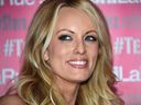 Dans cette photo d'archive prise le 23 mai 2018, la star de cinéma pour adultes Stormy Daniels pose et signe des autographes au magasin de divertissement pour adultes de Chi Chi Larue à West Hollywood, en Californie.