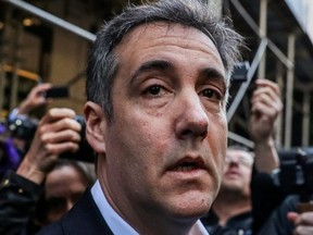 Michael Cohen, ancien avocat du président américain Donald Trump, quitte son appartement pour se présenter à la prison de Manhattan, New York, États-Unis, le 6 mai 2019.