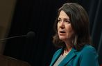 La première ministre de l'Alberta, Danielle Smith, prend la parole lors d'une conférence de presse à Calgary le jeudi 9 février 2023. 