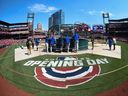 Les membres des Blue Jays de Toronto s'entraînent au bâton avant un match contre les Cardinals de St. Louis le jour de l'ouverture au Busch Stadium.