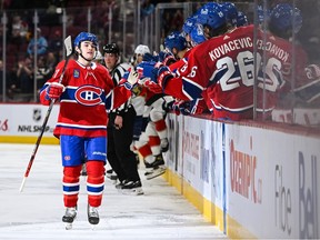 Le centre des Canadiens Sean Farrell (57 ans) célèbre son premier but en carrière dans la LNH avec ses coéquipiers au banc lors de la première période au Centre Bell de Montréal le jeudi 30 mars 2023.