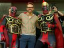 L'acteur Ryan Reynolds pose avec des fans alors qu'il assistait au match des Sénateurs d'Ottawa contre les Flyers de Philadelphie au Centre Canadian Tire jeudi soir.