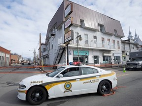 Un policier sécurise les lieux à Louiseville, au Québec, le mardi 28 mars 2023. Un policier provincial du Québec a été tué alors qu'il tentait d'arrêter un homme dans une maison de la région de la Mauricie, lundi soir. LA PRESSE CANADIENNE/Ryan Remiorz