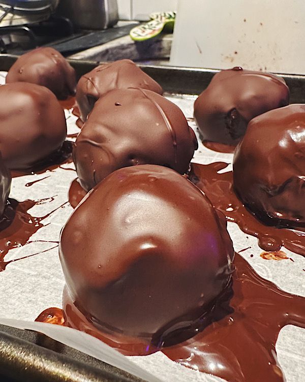 Truffes au chocolat sur un plat allant au four