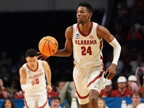 16 mars 2023 ;  Birmingham, AL, États-Unis ;  L'attaquant de l'Alabama Crimson Tide Brandon Miller (24 ans) amène le ballon contre les Texas A&M-CC Islanders au cours de la première moitié du premier tour du tournoi NCAA 2023 à Legacy Arena.