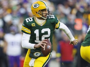 Le quart-arrière des Packers de Green Bay Aaron Rodgers lors du match contre les Vikings du Minnesota au Lambeau Field de Green Bay, Wisconsin, le 1er janvier 2023.