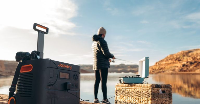 Allez pêcher avec un tourne-disque en utilisant le générateur solaire phare de Jackery