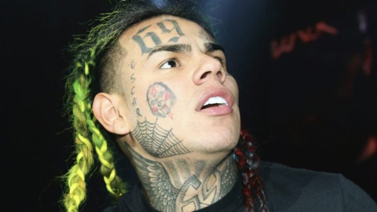 Attaque de Tekashi 6ix9ine : la police du sud de la Floride demande des informations après que le rappeur a été agressé dans la salle de bain du gymnase
	
	
